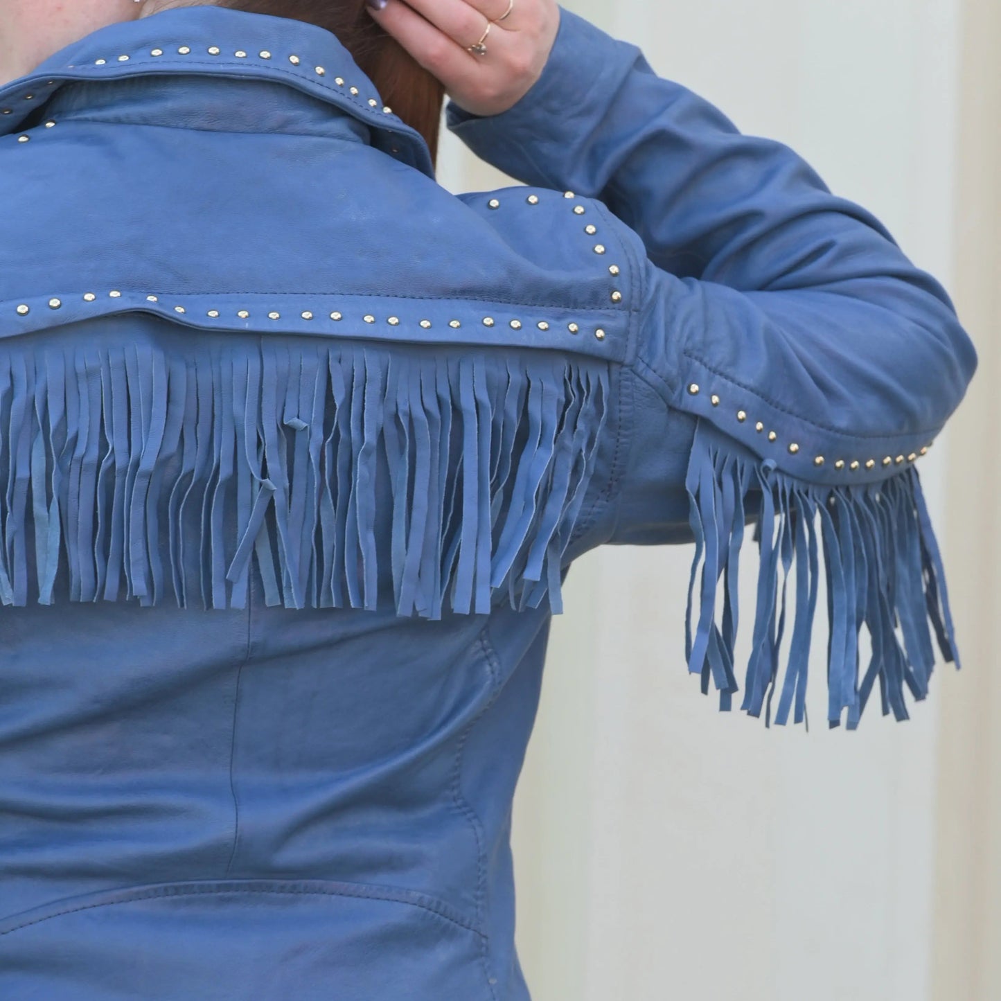 Blouson en cuir clouté pour femme avec franges amovibles