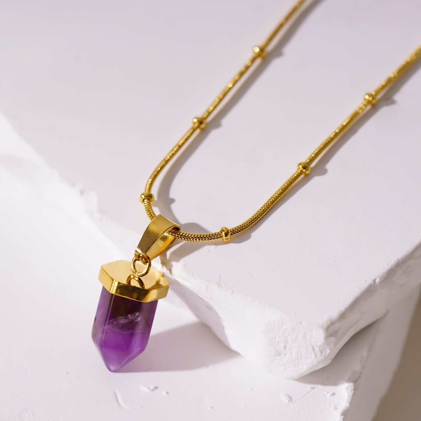 NAZINGA : Pendentif en agate dentelle fixé sur un collier chaîne texturé peau de serpent perlée