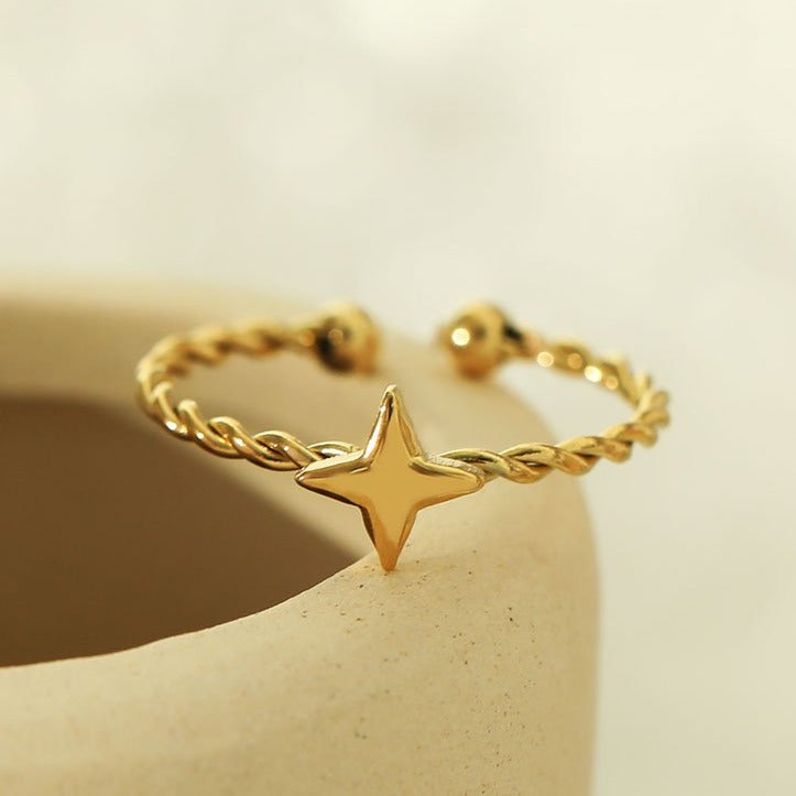 NICOLE Gold : Bague texturée avec étoile à quatre branches en son centre