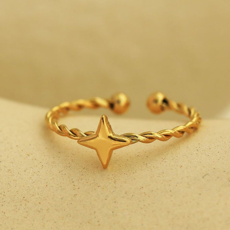 NICOLE Gold : Bague texturée avec étoile à quatre branches en son centre