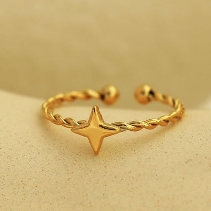 NICOLE Gold : Bague texturée avec étoile à quatre branches en son centre