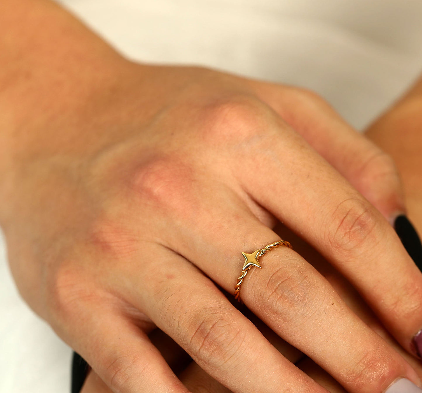 NICOLE Gold : Bague texturée avec étoile à quatre branches en son centre