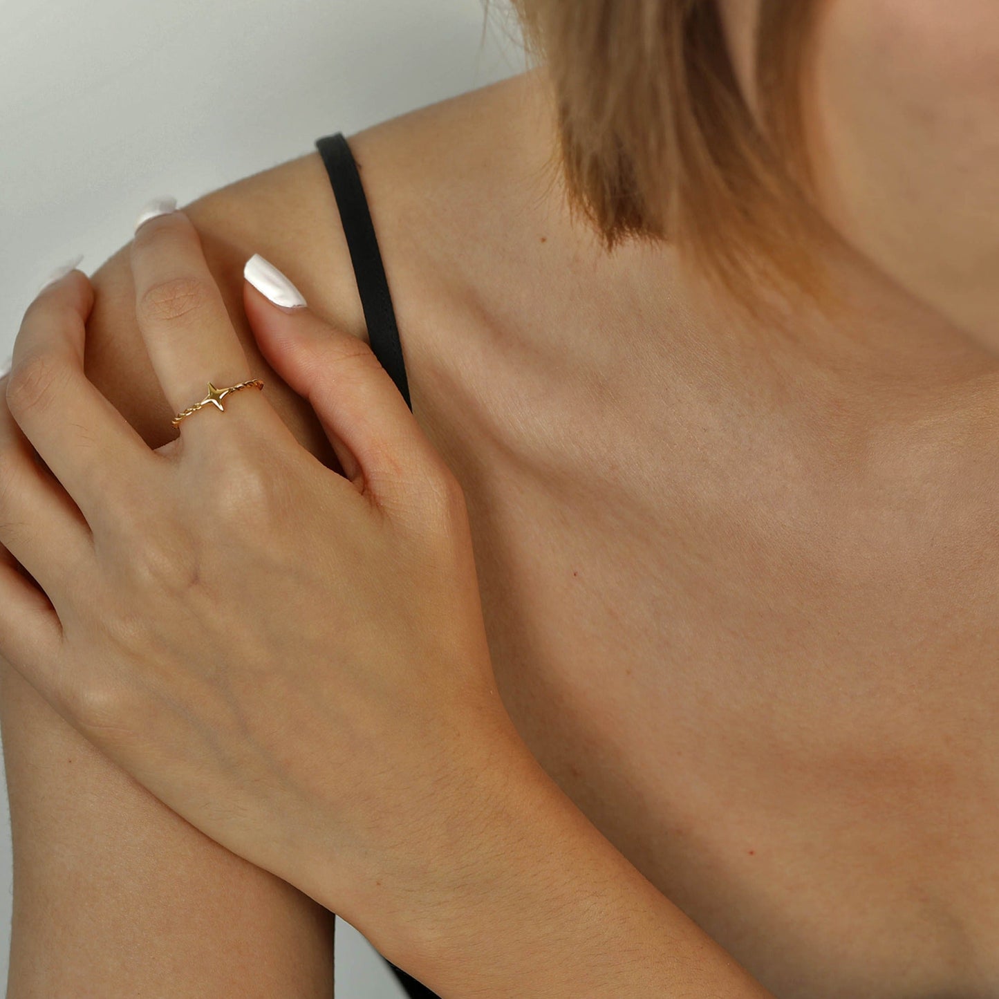 NICOLE Gold : Bague texturée avec étoile à quatre branches en son centre