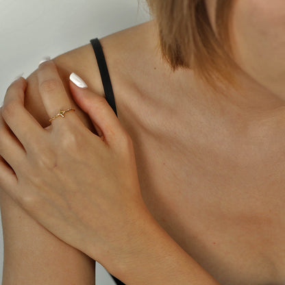 NICOLE Gold : Bague texturée avec étoile à quatre branches en son centre