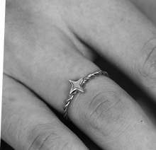 NICOLE Argent (Or Blanc) : Bague texturée avec pièce centrale en étoile à quatre branches
