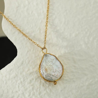 NOEMI: Collier chaîne avec pendentif perle d'eau douce sertie