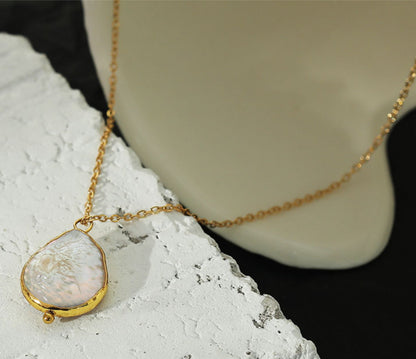 NOEMI: Collier chaîne avec pendentif perle d'eau douce sertie