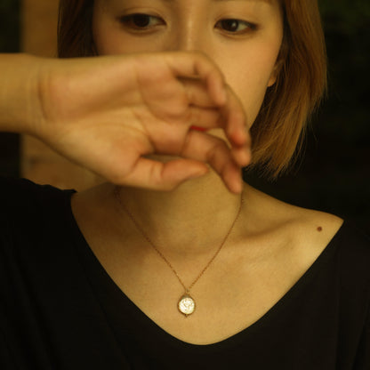 NOEMI: Collier chaîne avec pendentif perle d'eau douce sertie