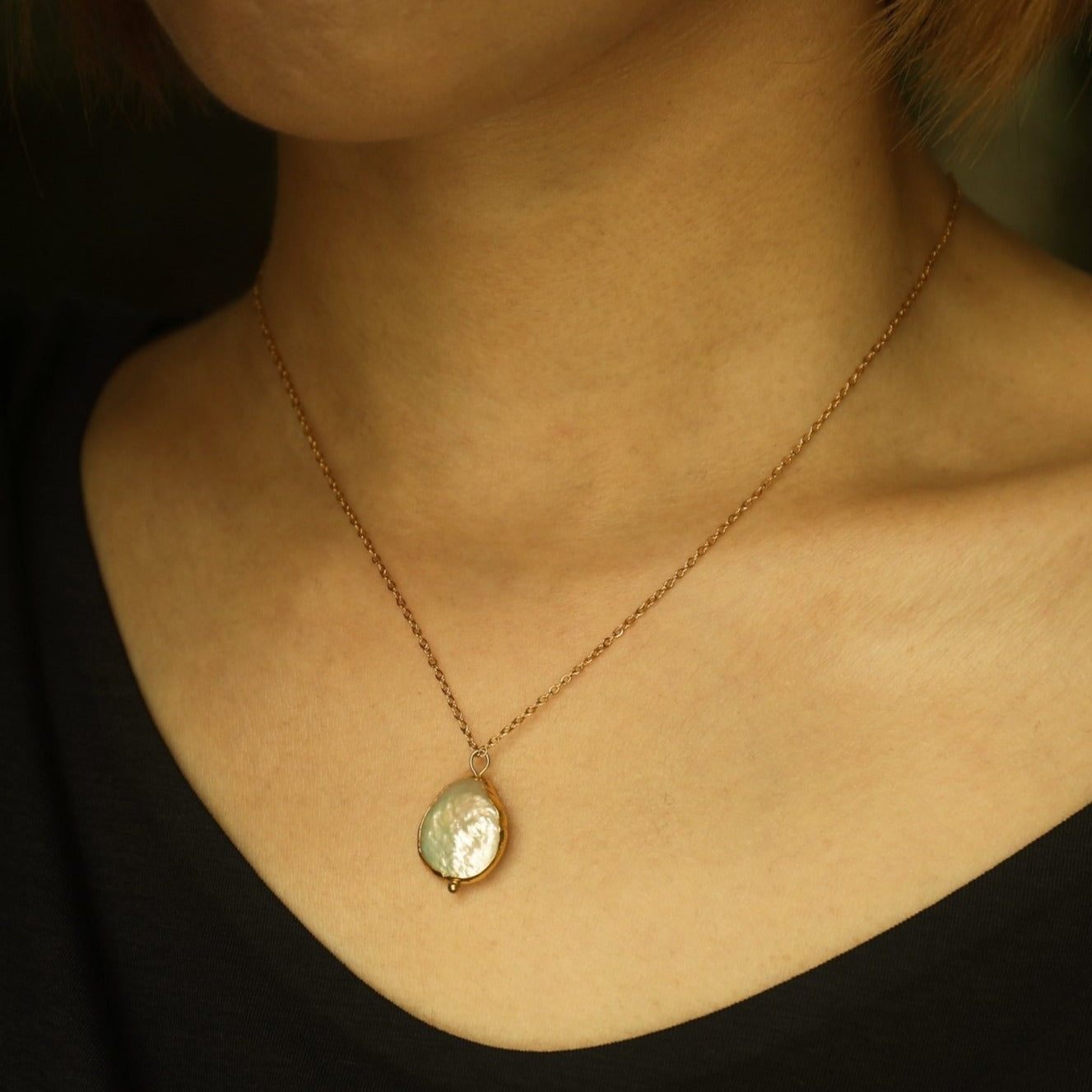 NOEMI: Collier chaîne avec pendentif perle d'eau douce sertie