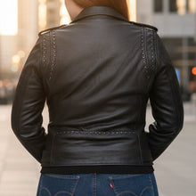 Blouson de moto en cuir Nova pour femme BOL. Blouson de motard clouté Shadow Chrome avec ceinture à la taille.