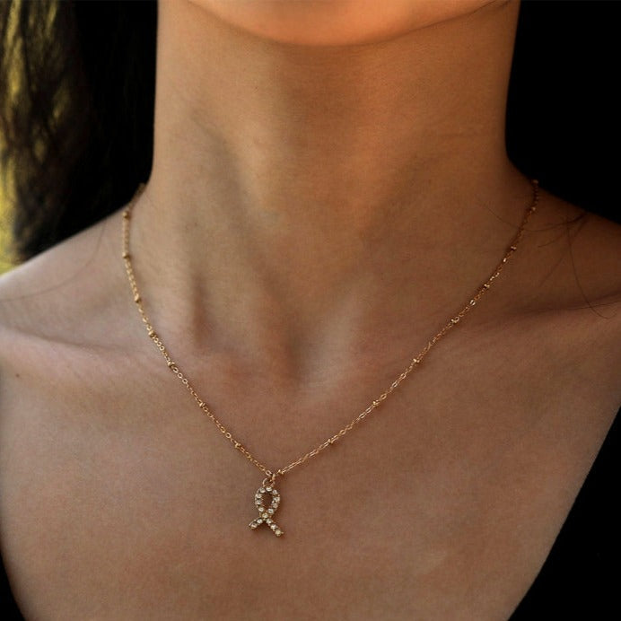 RUBAN : Pendentif Ruban Combattant le Cancer avec Zircone Pavée Dorée