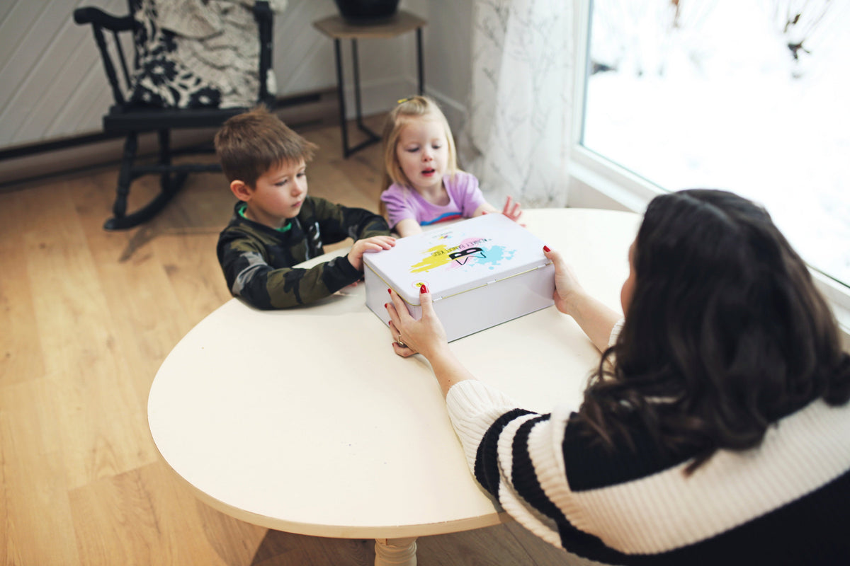 Imagine-tin sensory play kit