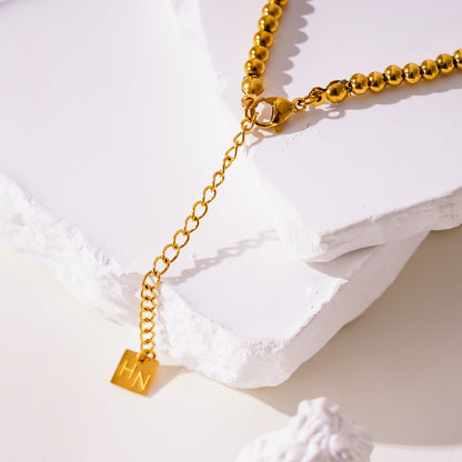 OSTIA : Collier en Calcédoine, Perles d'Eau Douce et Billes Dorées.