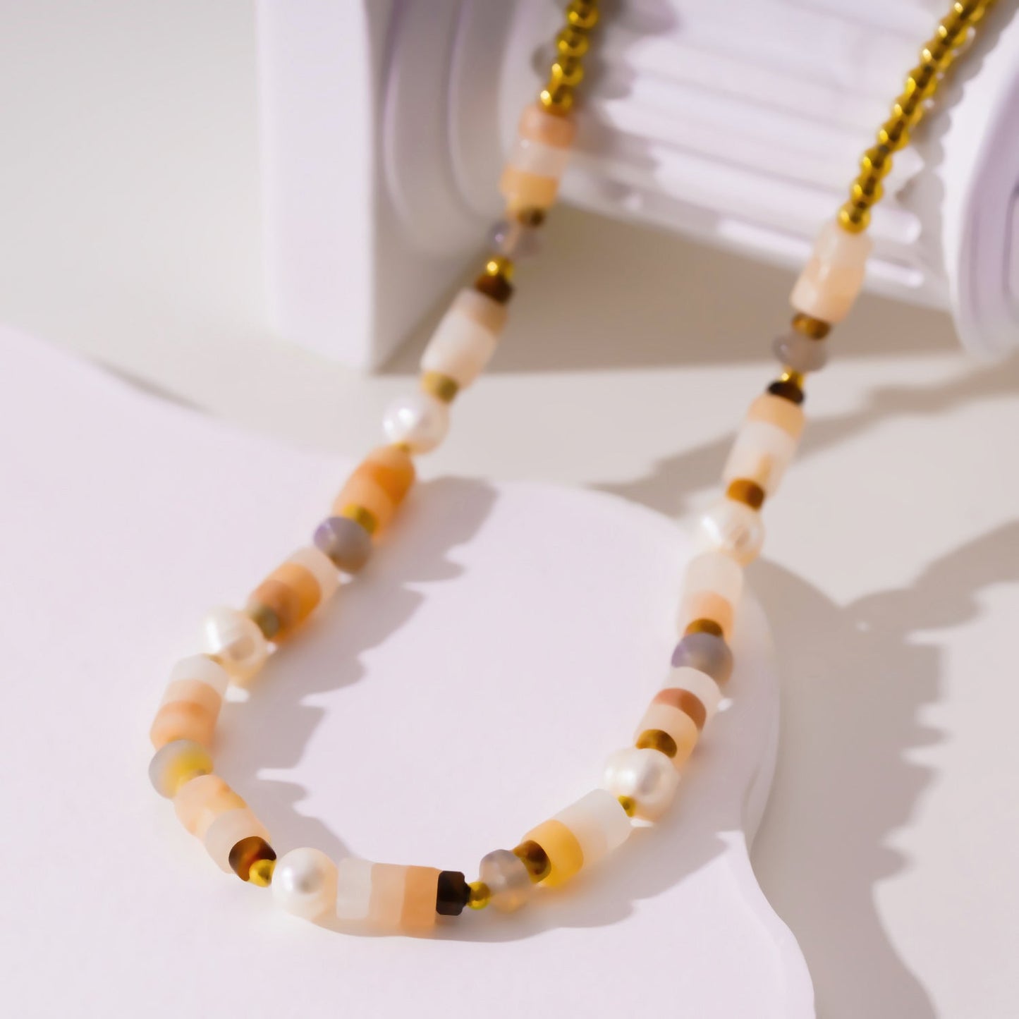OSTIA : Collier en Calcédoine, Perles d'Eau Douce et Billes Dorées.