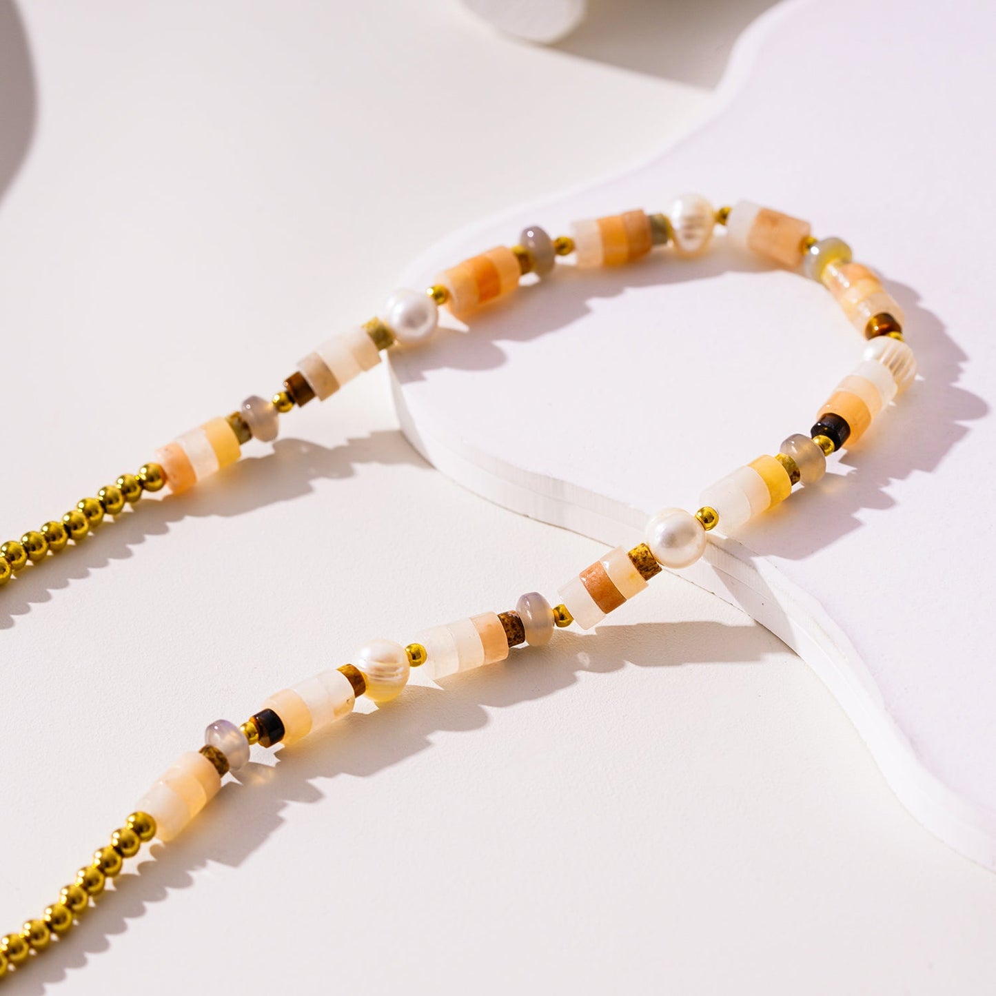 OSTIA : Collier en Calcédoine, Perles d'Eau Douce et Billes Dorées.