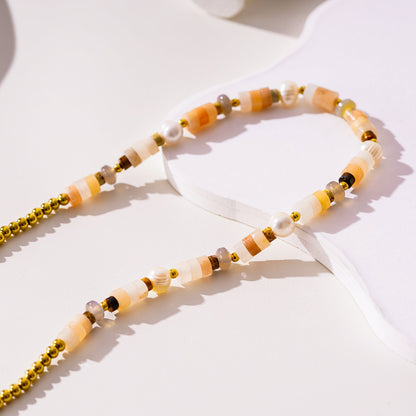 OSTIA : Collier en Calcédoine, Perles d'Eau Douce et Billes Dorées.
