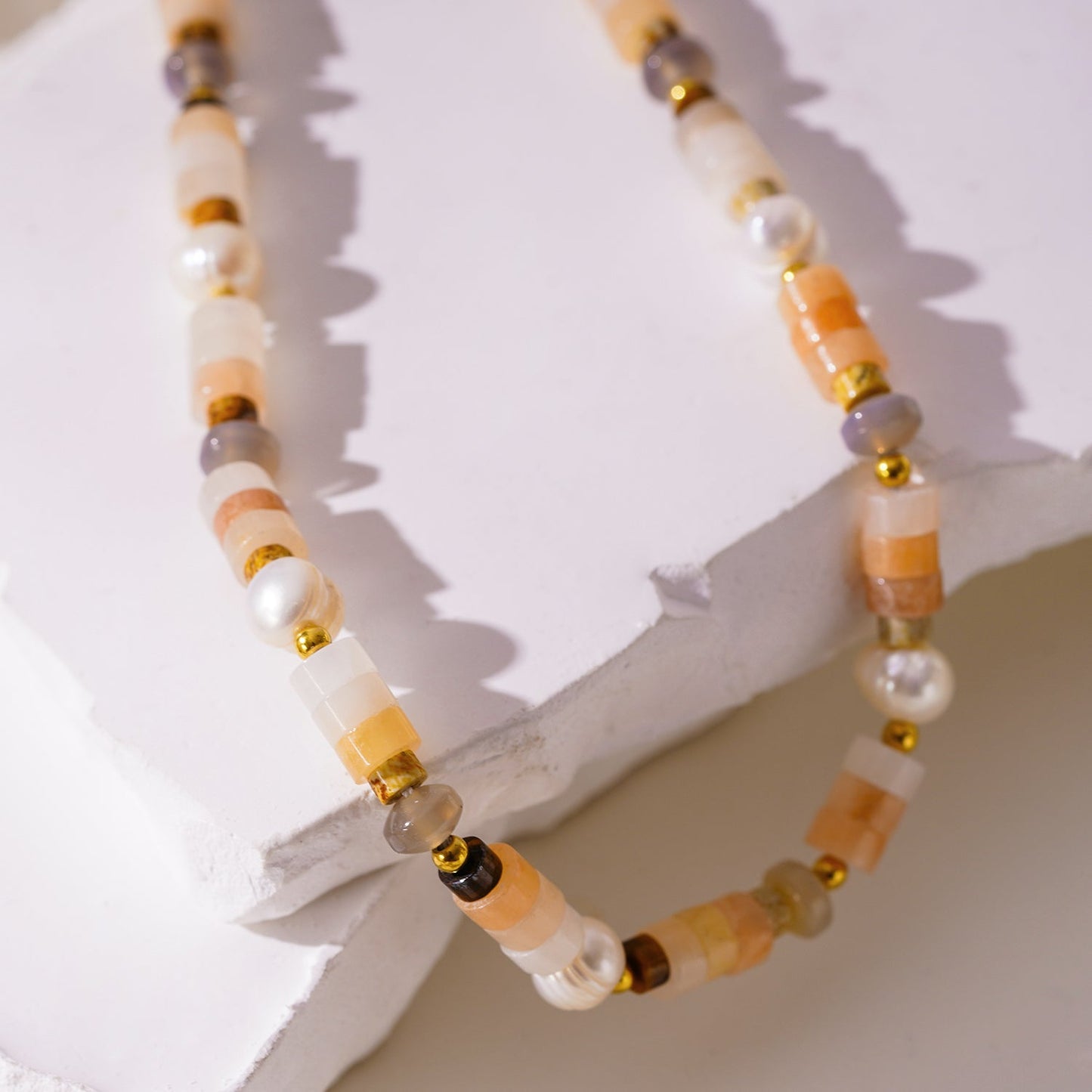 OSTIA : Collier en Calcédoine, Perles d'Eau Douce et Billes Dorées.