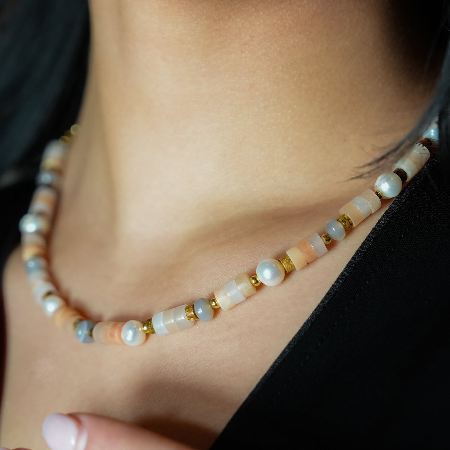 OSTIA : Collier en Calcédoine, Perles d'Eau Douce et Billes Dorées.
