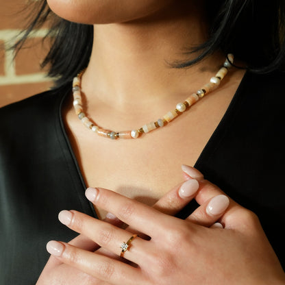 OSTIA : Collier en Calcédoine, Perles d'Eau Douce et Billes Dorées.