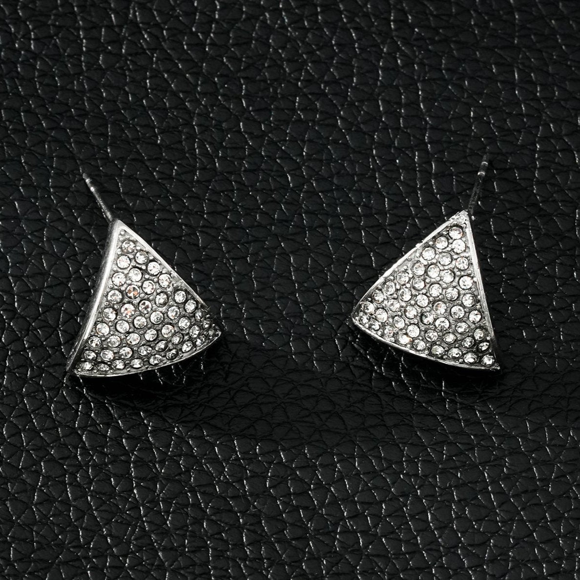 OTARU Or Blanc (Ton Argent) : Boucles d'oreilles clous triangulaires en pavé de zirconium (CZ).