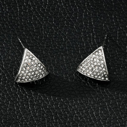 OTARU Or Blanc (Ton Argent) : Boucles d'oreilles clous triangulaires en pavé de zirconium (CZ).