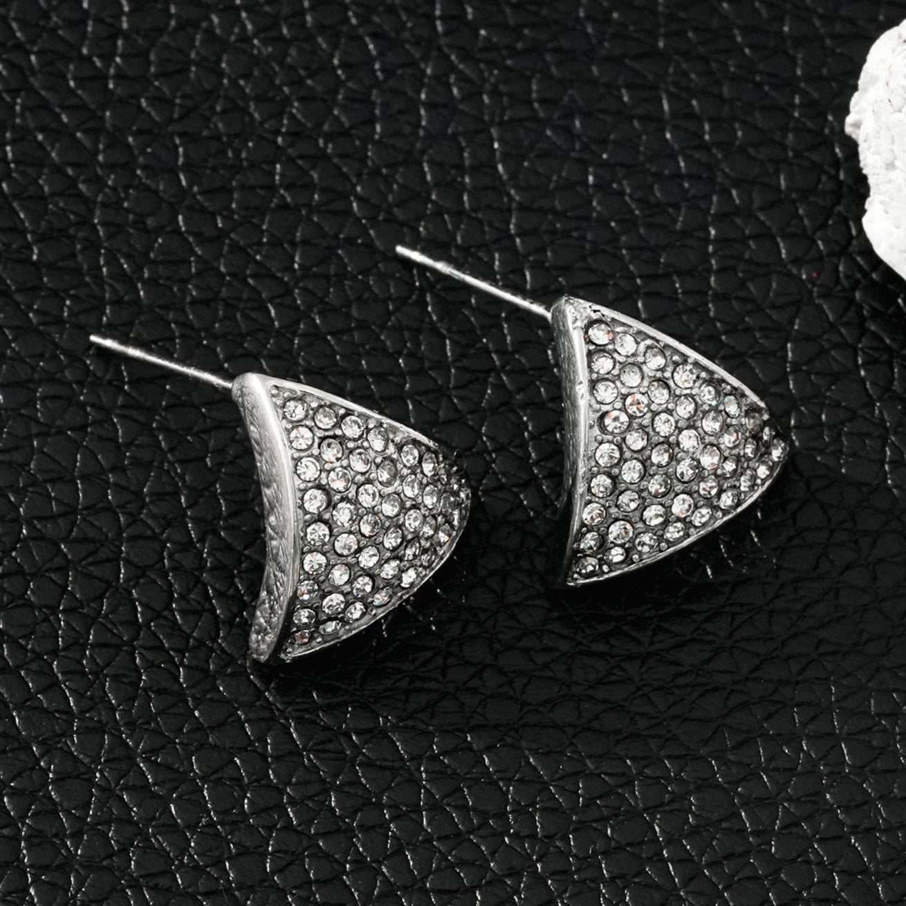 OTARU Or Blanc (Ton Argent) : Boucles d'oreilles clous triangulaires en pavé de zirconium (CZ).