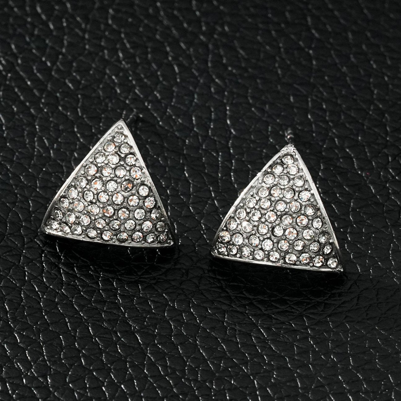 OTARU Or Blanc (Ton Argent) : Boucles d'oreilles clous triangulaires en pavé de zirconium (CZ).