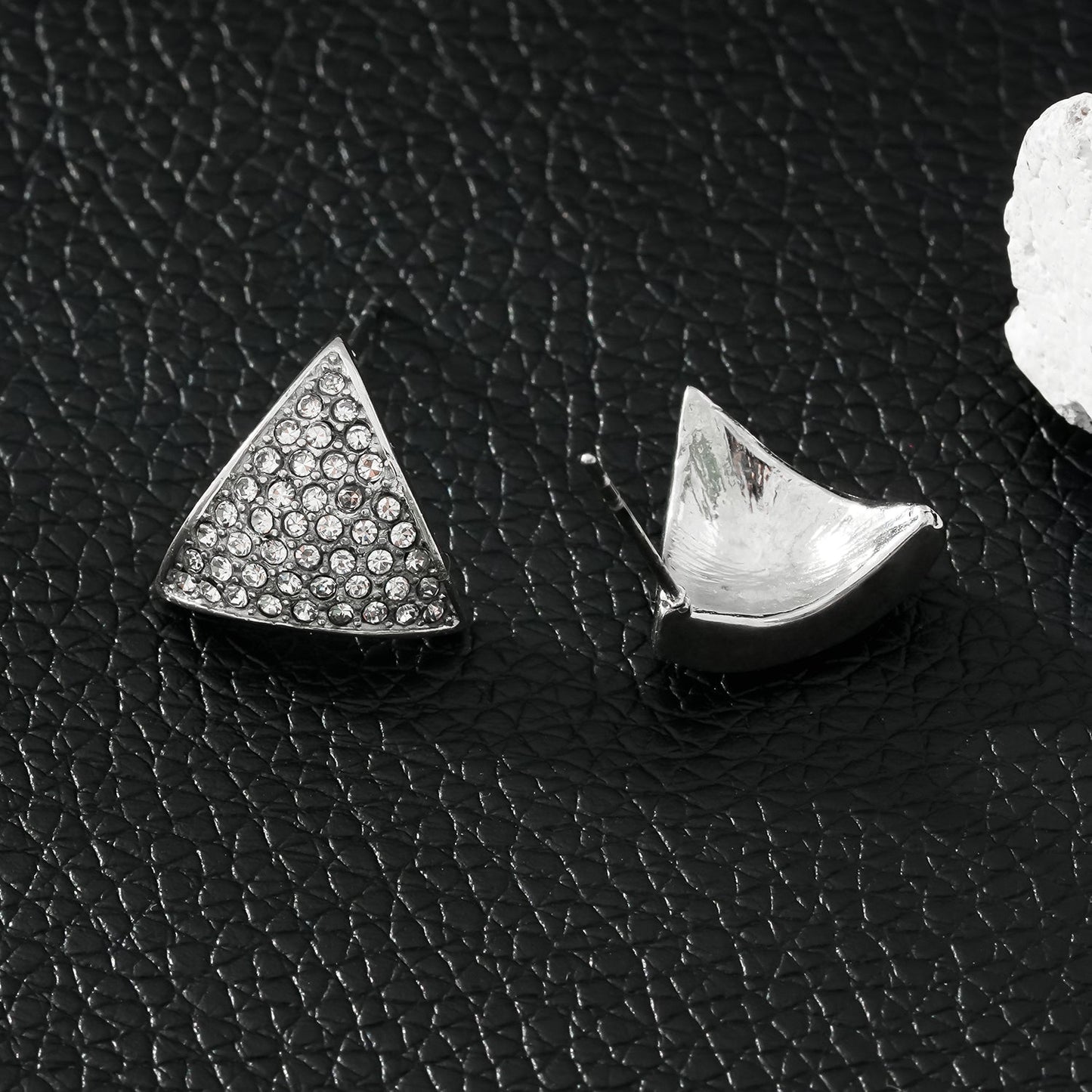 OTARU Or Blanc (Ton Argent) : Boucles d'oreilles clous triangulaires en pavé de zirconium (CZ).