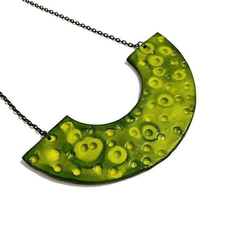 Grand collier plastron, Bijoux faits à la main en pâte polymère, 17 couleurs