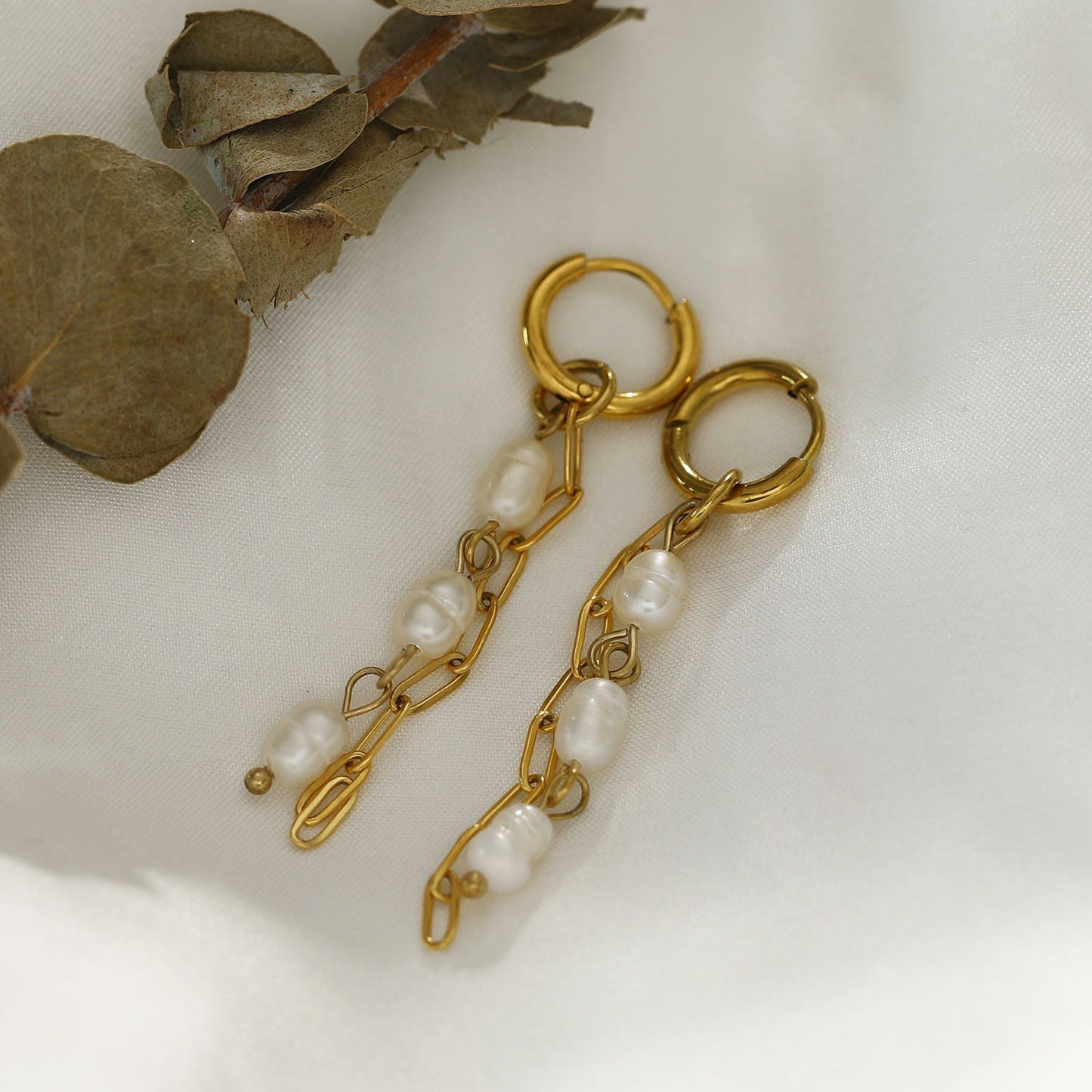 Boucles d'oreilles pendantes AILIA Duo de chaînes reliées avec perles d'eau douce