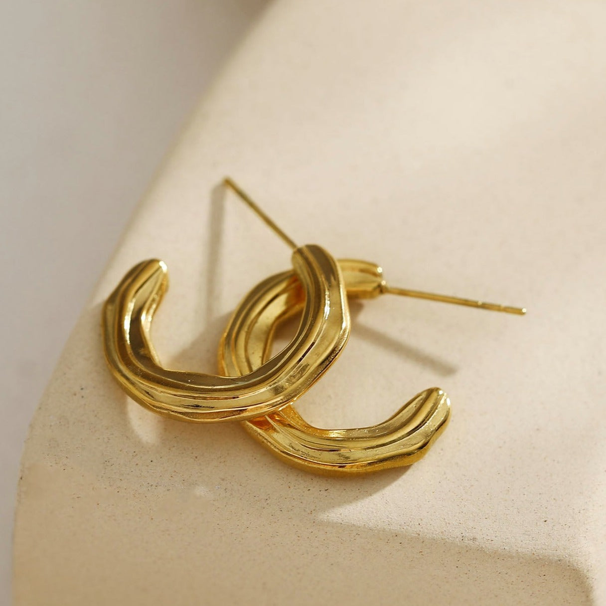 BACOLA: Boucles d'oreilles créoles Lignes sculptées