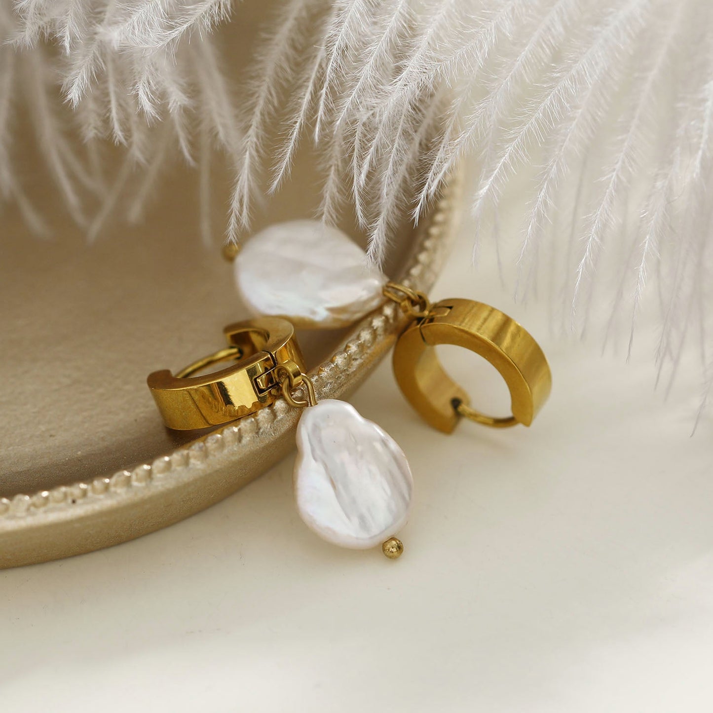GAIA Or : Perles d'eau douce baroques sur mini-créoles larges