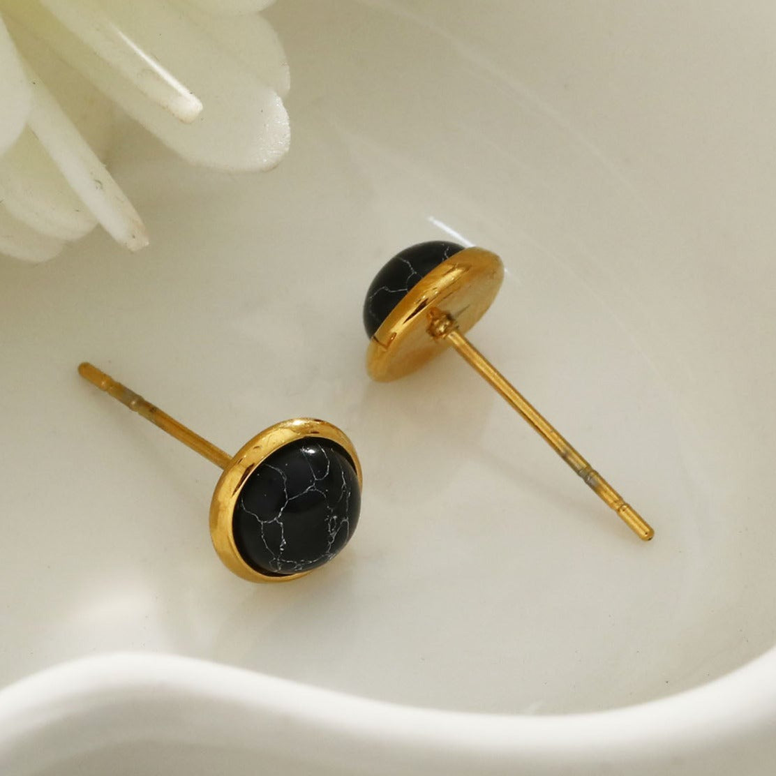 Boucles d'oreilles clous classiques CECILIA en pierre naturelle noire