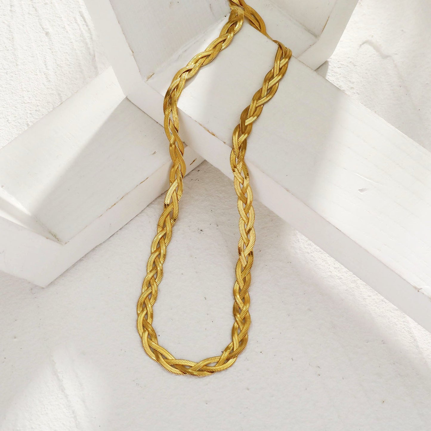 TARA Gold : Collier texture peau de serpent à chevrons entrelacés.