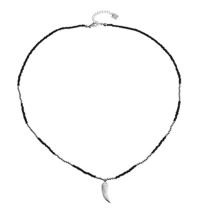 RITA Collier chaîne perlé noir et argent avec pendentif dent argent gravé