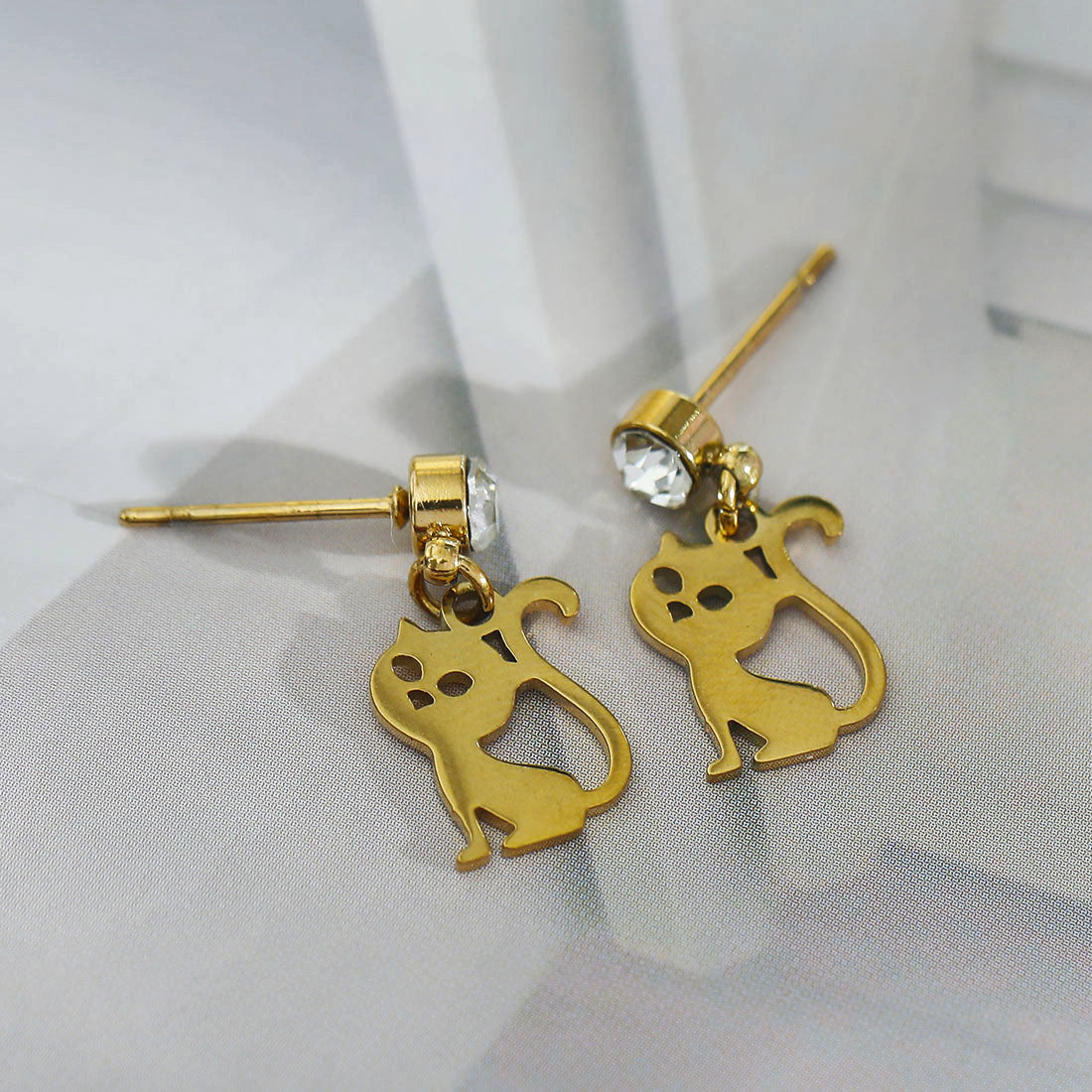KITTY : Boucles d'oreilles chat avec une pierre de zircone cubique (CZ)