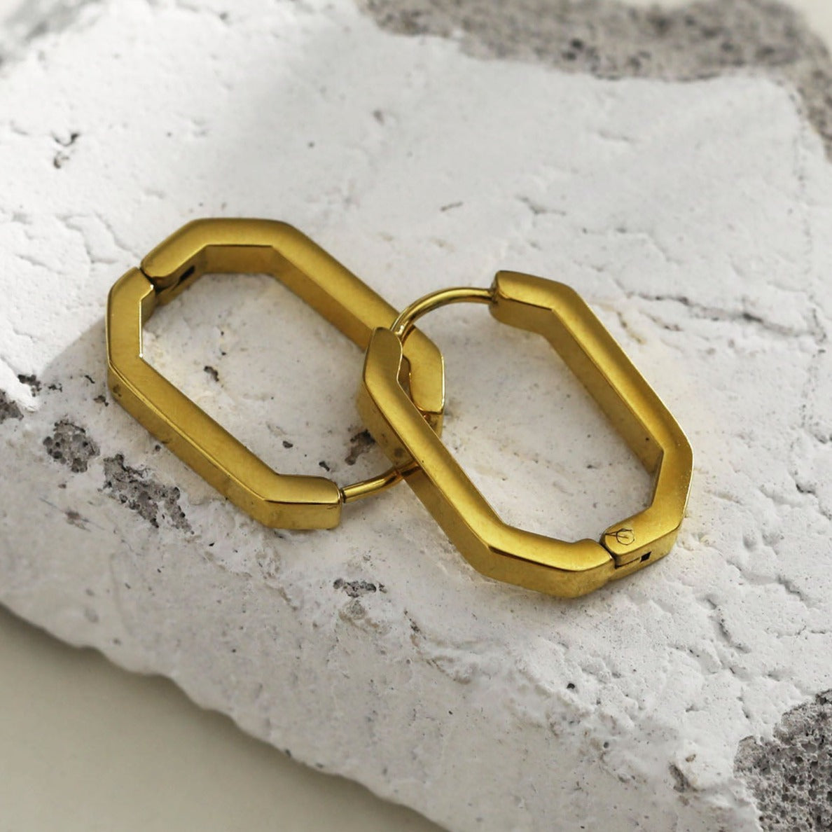 Boucles d'oreilles créoles contemporaines de forme géométrique CACCURI (Dorées et argentées)