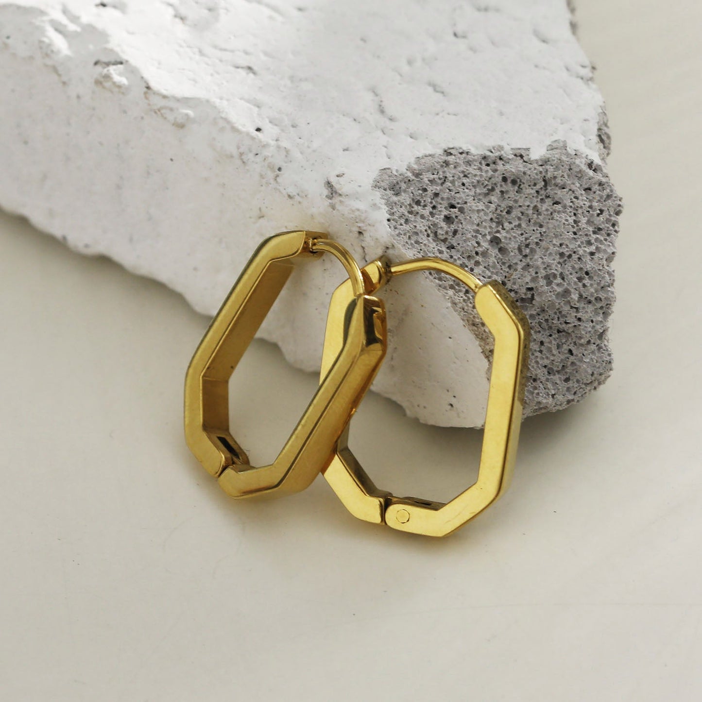 Boucles d'oreilles créoles contemporaines de forme géométrique CACCURI (Dorées et argentées)