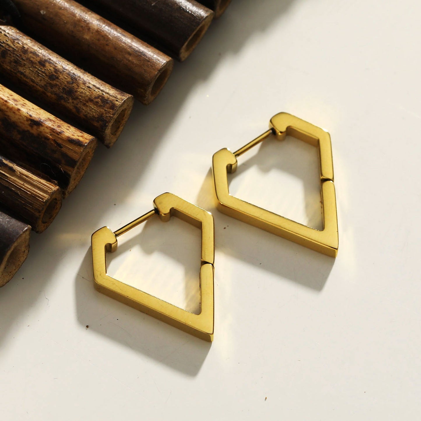 CAGLIARI: Boucles d'oreilles créoles contemporaines en forme de triangle en or
