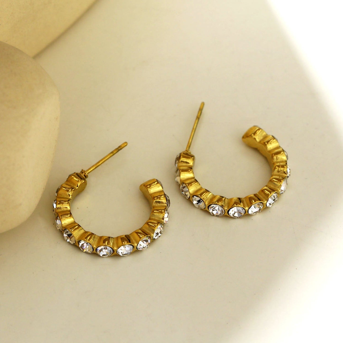 HAMIA : Boucles d'oreilles créoles perlées ornées de zircone