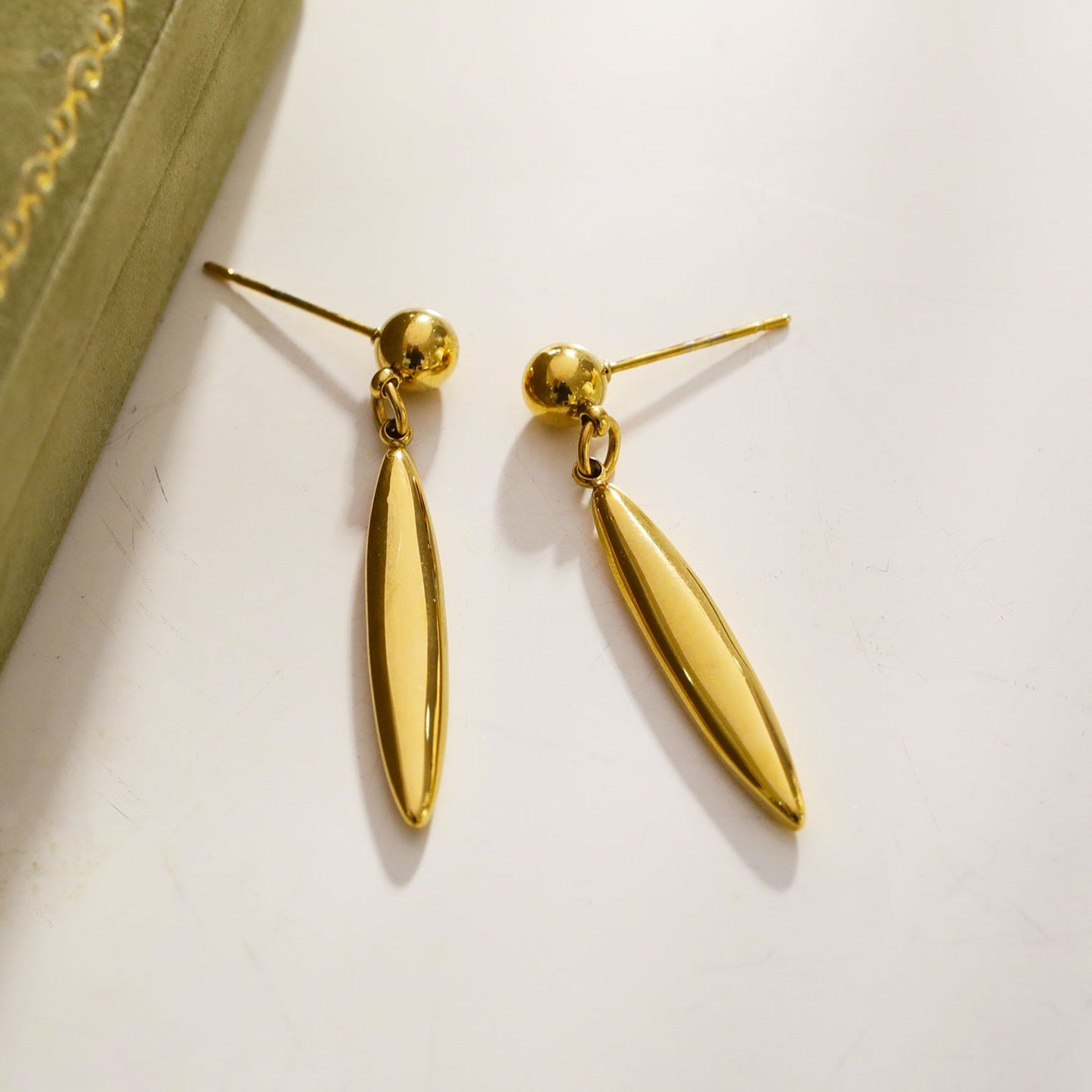 ARACELI : Boucles d'oreilles ovales délicates d'inspiration vintage, ornées de perles arrondies