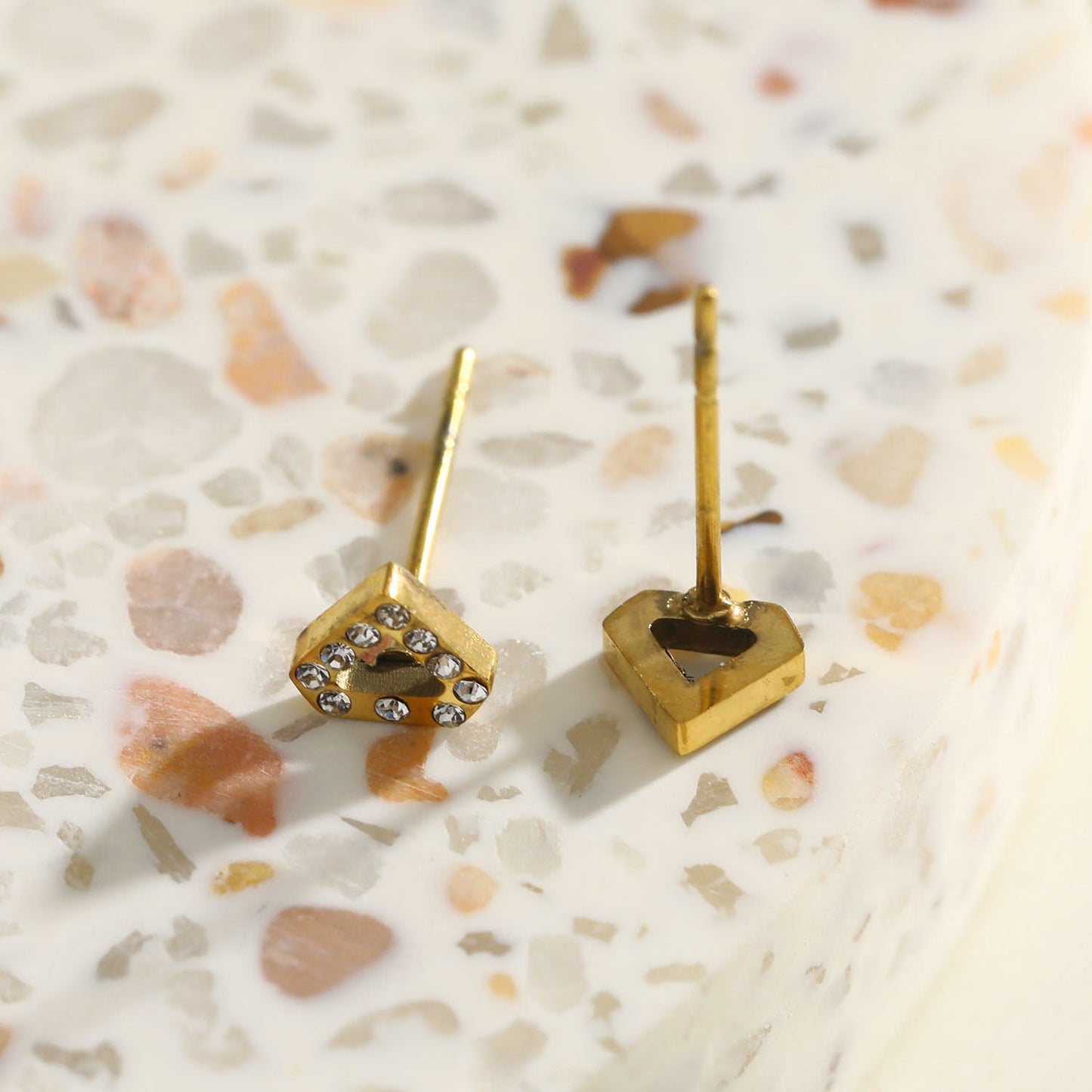 Boucles d'oreilles clous géométriques ULLA en zircone
