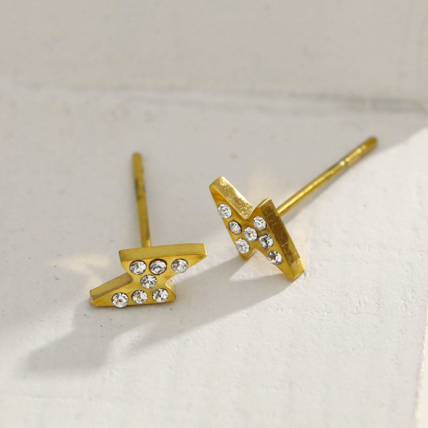 Boucles d'oreilles clous en zircone ANNELI « Zig-Zag »