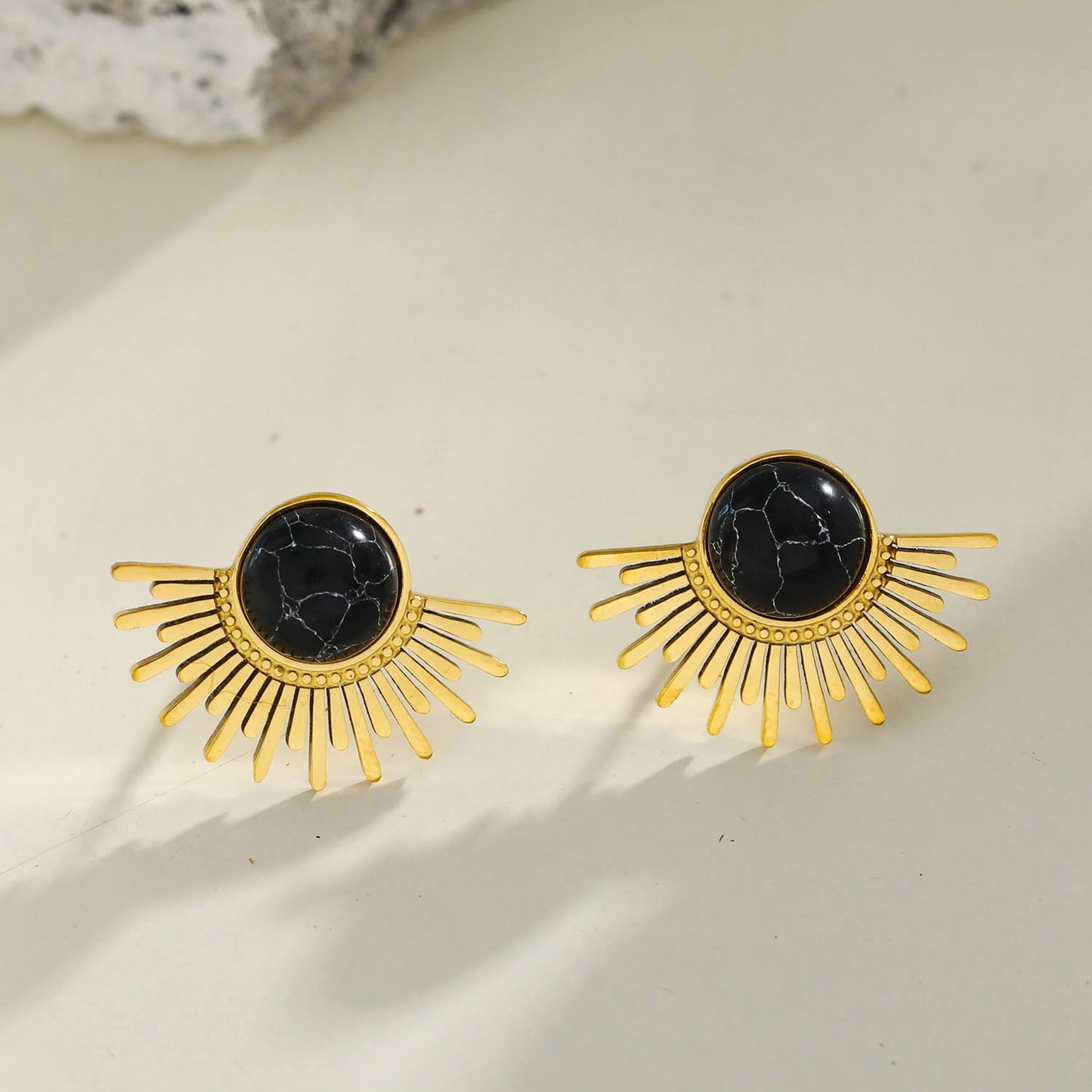 Boucles d'oreilles clous en pierre noire naturelle motif demi-soleil LOVISA