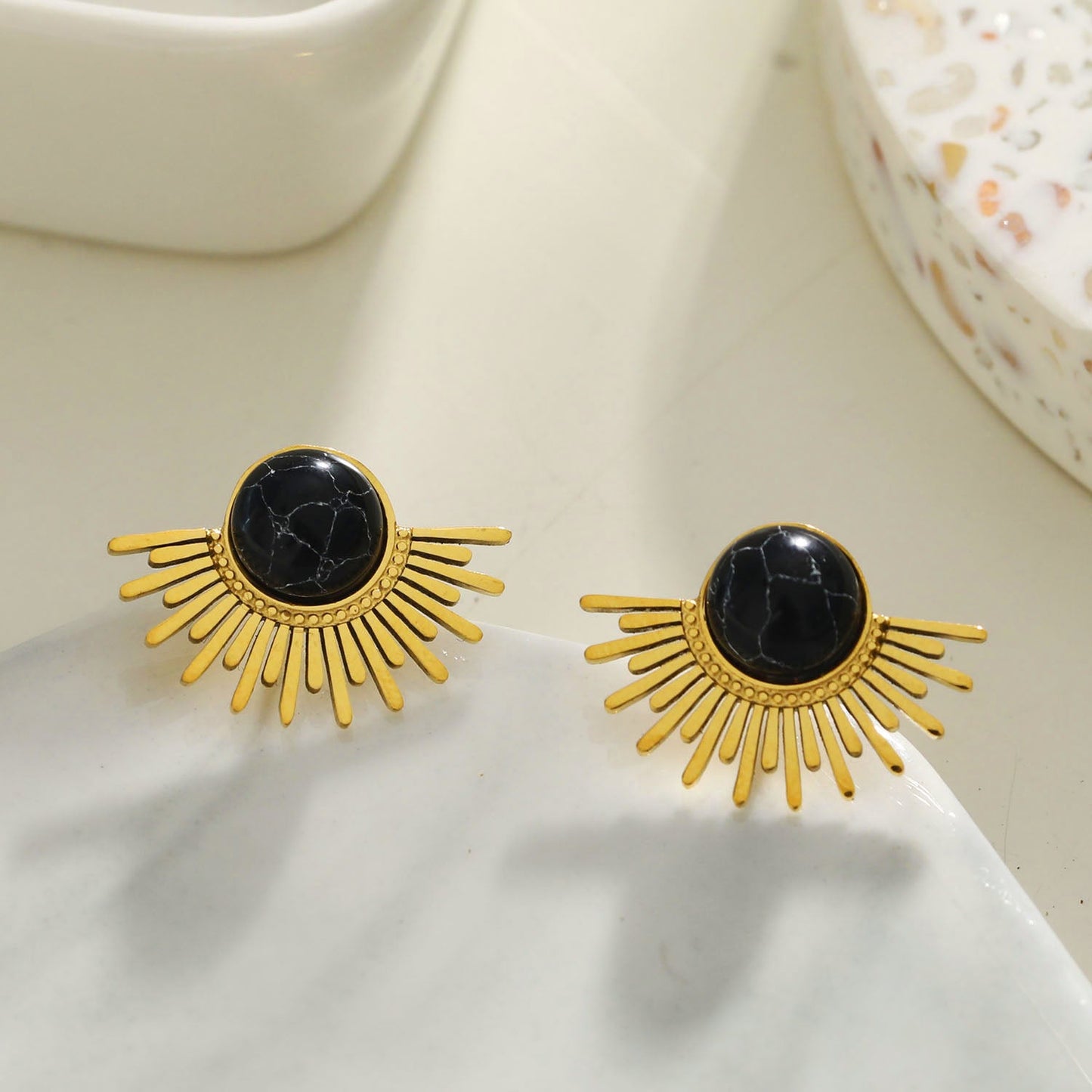 Boucles d'oreilles clous en pierre noire naturelle motif demi-soleil LOVISA