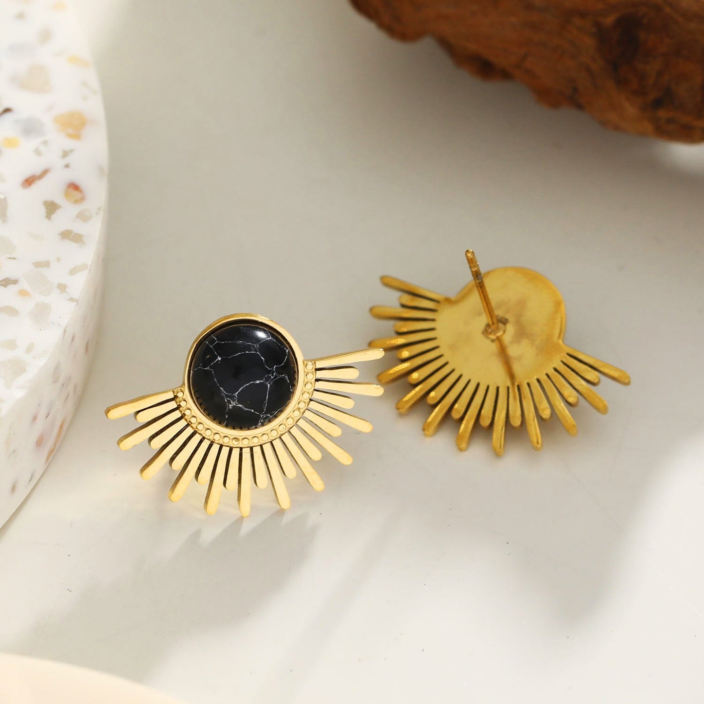 Boucles d'oreilles clous en pierre noire naturelle motif demi-soleil LOVISA