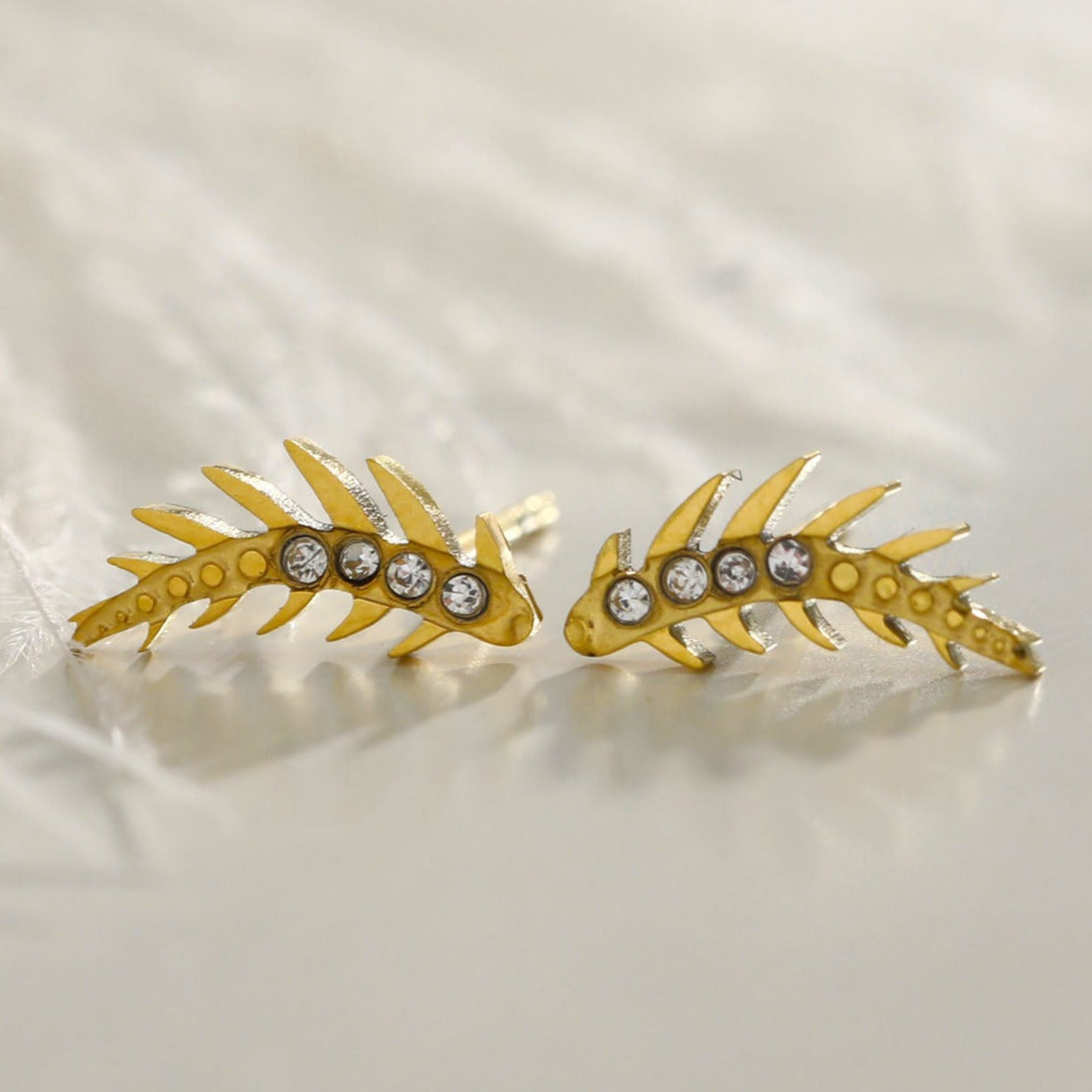 Boucles d'oreilles EBBA « Météore Volant » en oxyde de zirconium de forme incurvée.