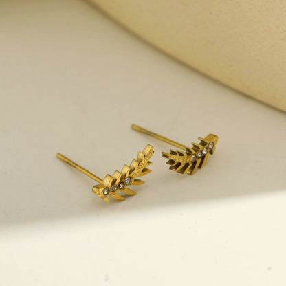 Boucles d'oreilles EBBA « Météore Volant » en oxyde de zirconium de forme incurvée.