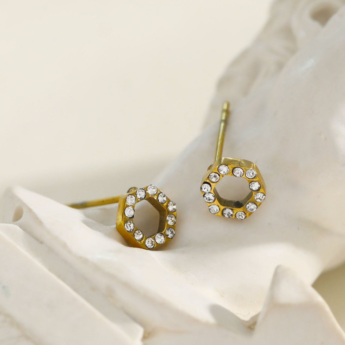 ELSA Gold : Boucles d'oreilles clous hexagonales en zircone