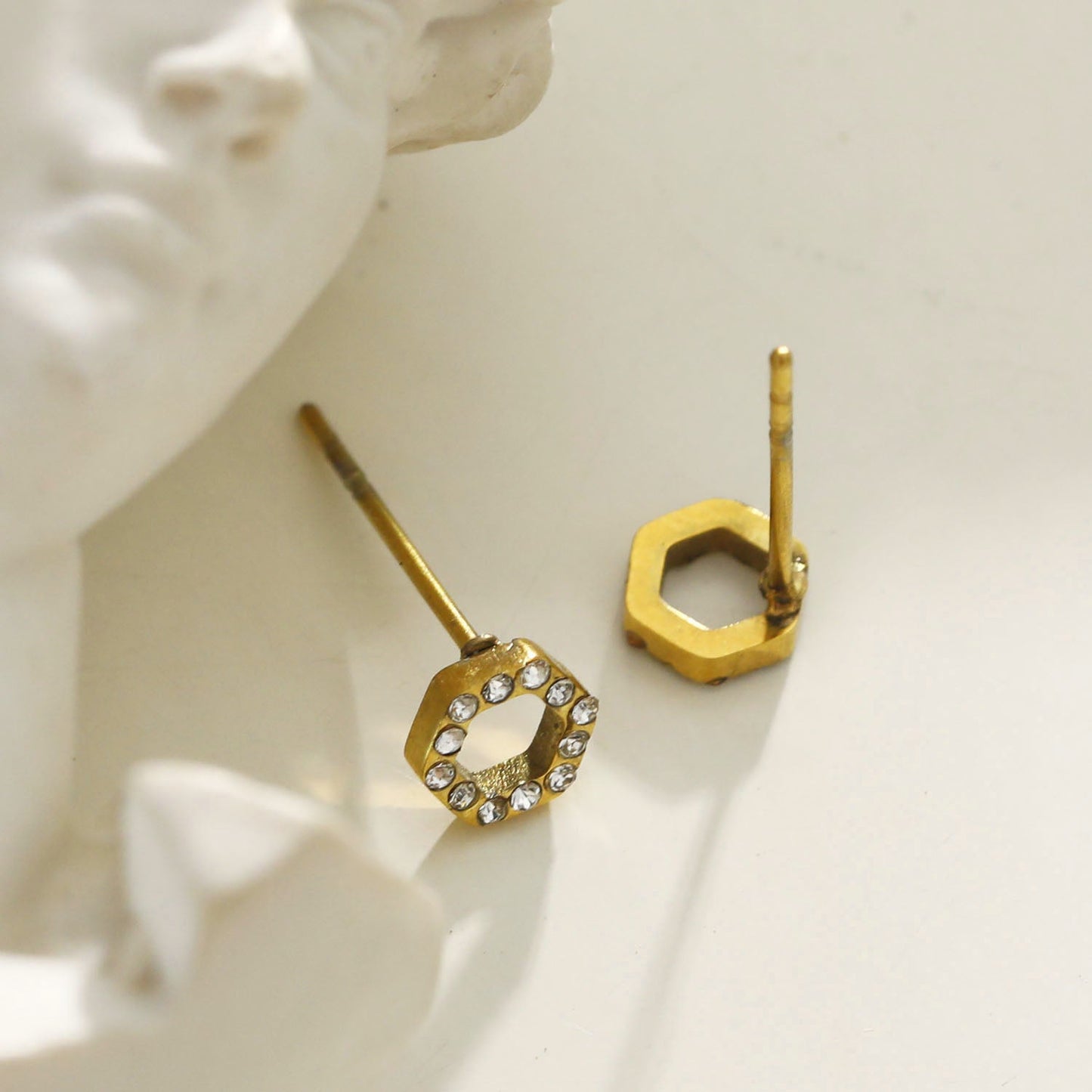 ELSA Gold : Boucles d'oreilles clous hexagonales en zircone